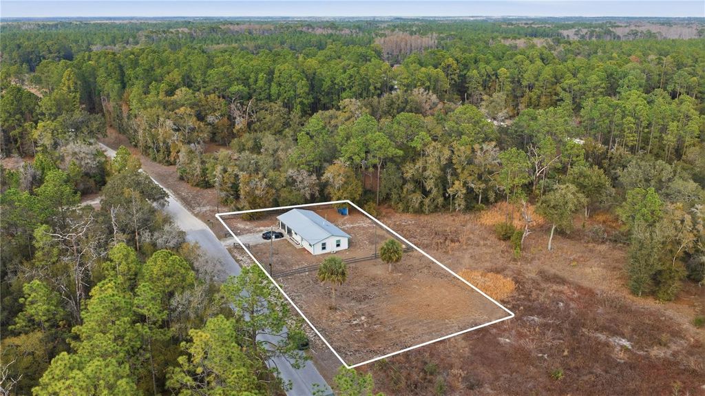 Image 8 of property listing at 19511 SE 110TH AVENUE, Inglis, FL 34449