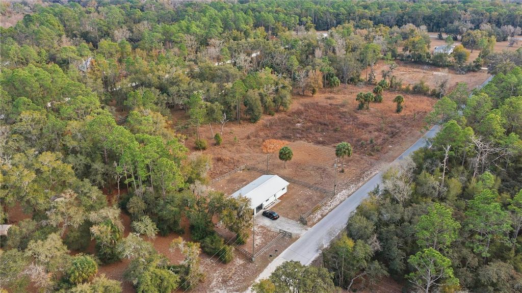 Image 10 of property listing at 19511 SE 110TH AVENUE, Inglis, FL 34449