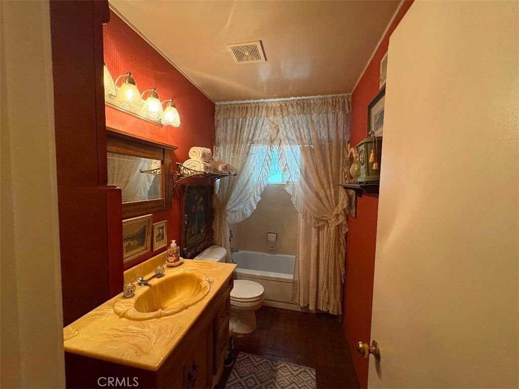 Image 15 of property listing at 221 E Elwood, Glendora, CA 91741
