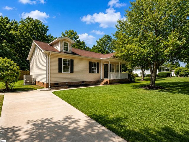 109 Laurens Court, Fountain Inn, SC 29644