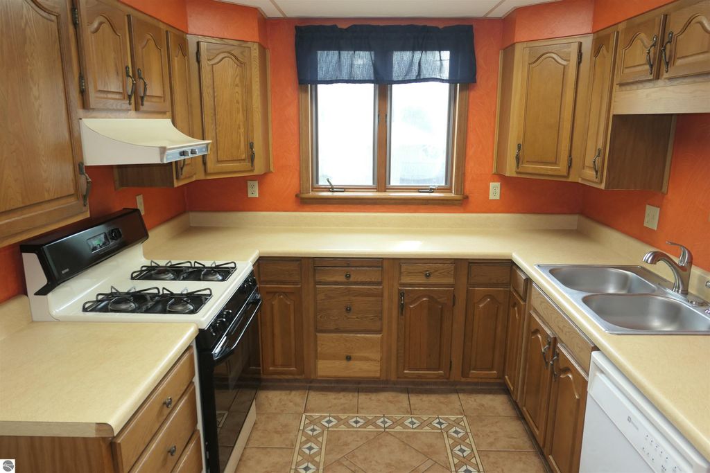 Image 7 of property listing at 134 Wilson Drive, St Louis, MI 48880