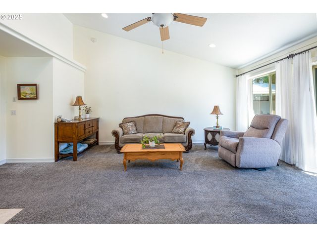 910 KRISTEN Way, Cottage Grove, OR 97424