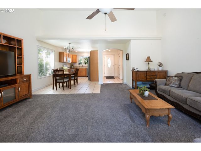 910 KRISTEN Way, Cottage Grove, OR 97424