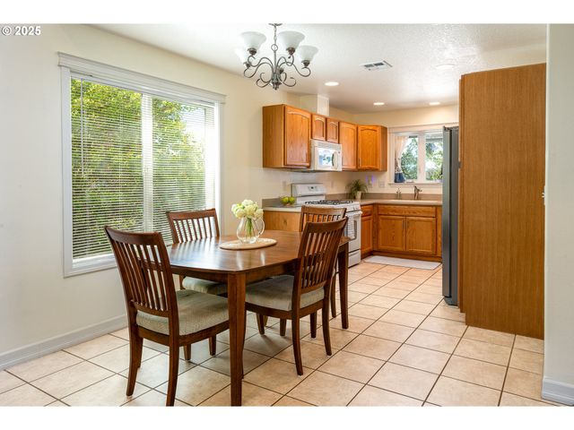 910 KRISTEN Way, Cottage Grove, OR 97424