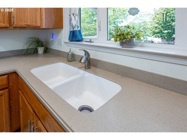 910 KRISTEN Way, Cottage Grove, OR 97424