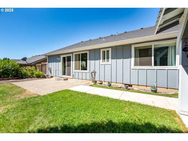 910 KRISTEN Way, Cottage Grove, OR 97424