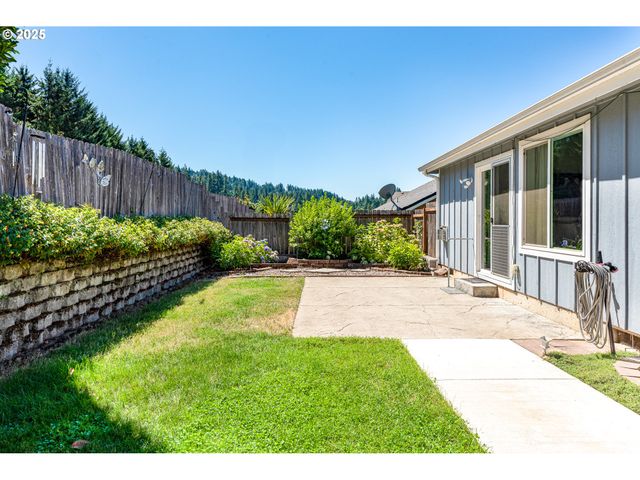 910 KRISTEN Way, Cottage Grove, OR 97424