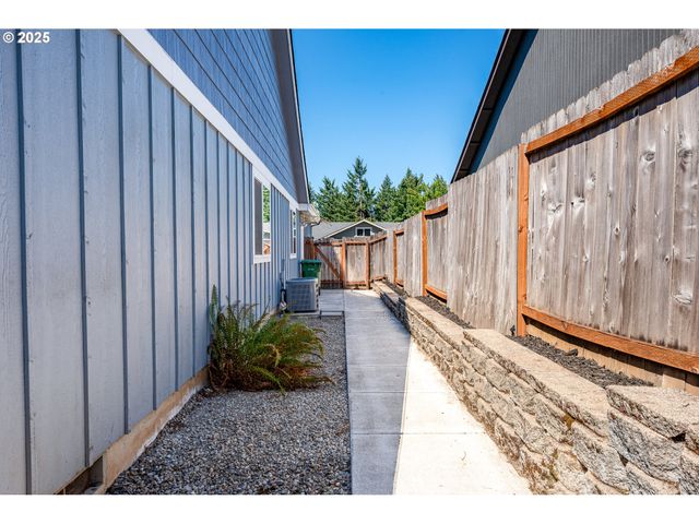 910 KRISTEN Way, Cottage Grove, OR 97424