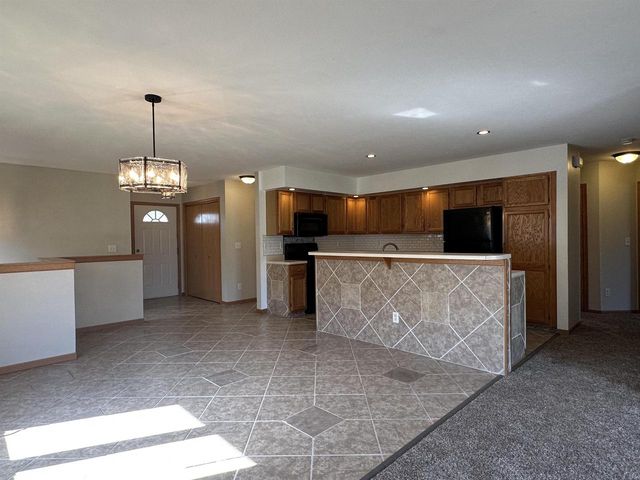 2710 N Wright Road, Janesville, WI 53546