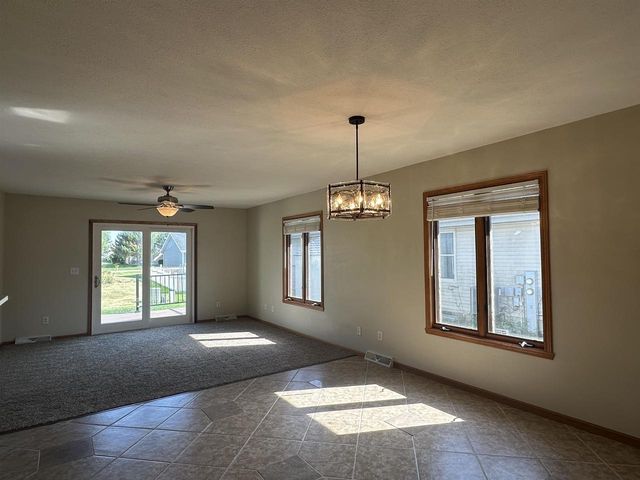 2710 N Wright Road, Janesville, WI 53546