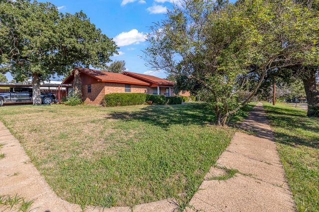 232 S Moseley Street, De Leon, TX 76444
