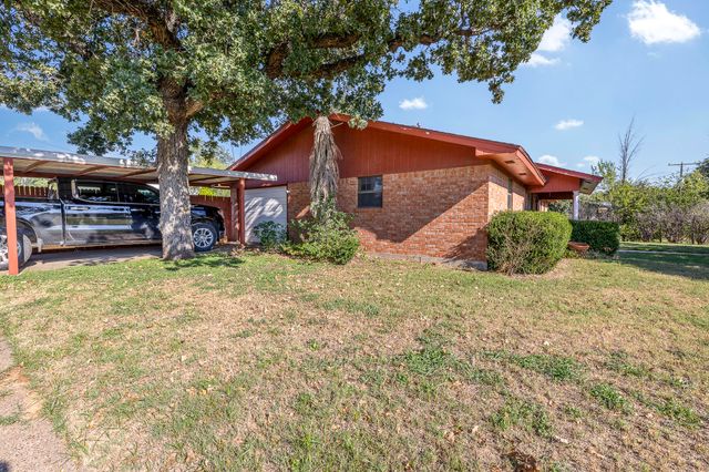 232 S Moseley Street, De Leon, TX 76444