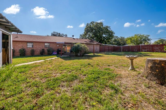 232 S Moseley Street, De Leon, TX 76444
