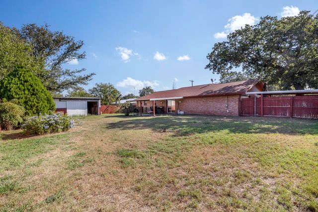 232 S Moseley Street, De Leon, TX 76444