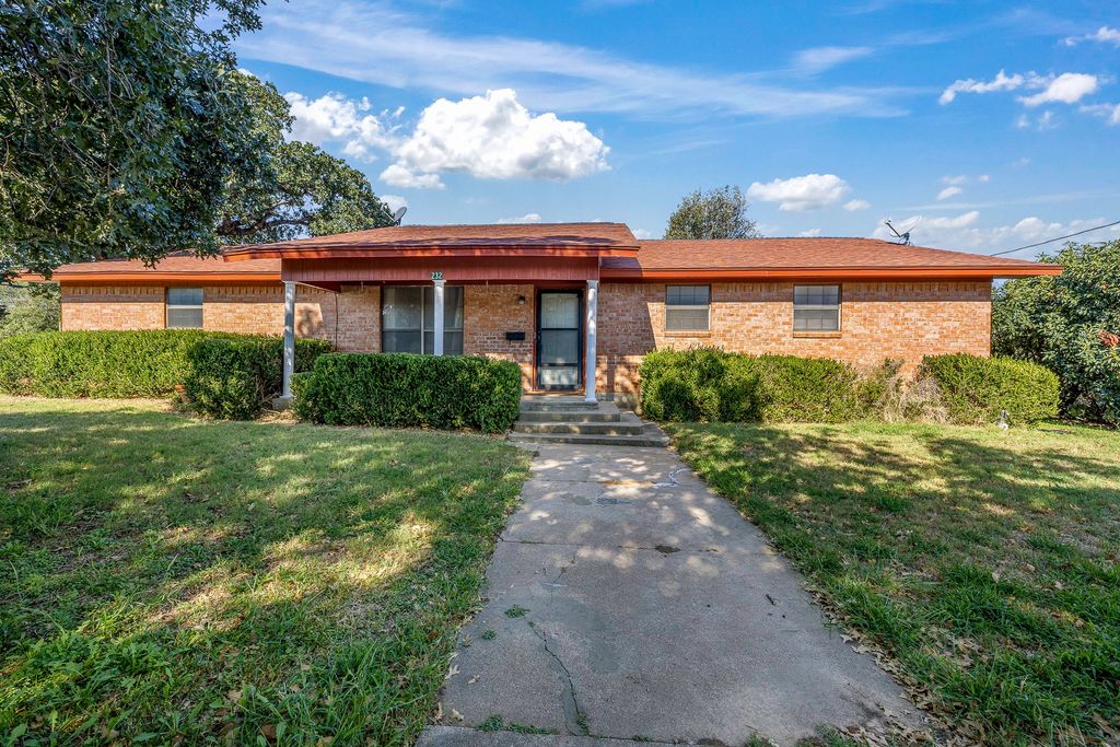 232 S Moseley Street, De Leon, TX 76444
