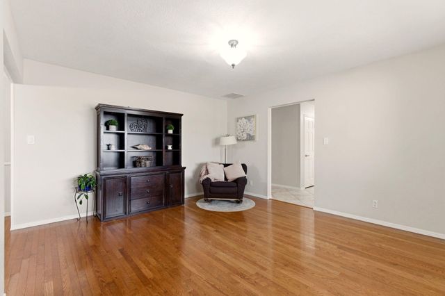 5700 Royal Oak Drive NE, Albuquerque, NM 87111