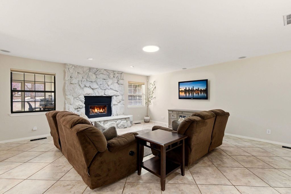 Image 15 of property listing at 5700 Royal Oak Drive NE, Albuquerque, NM 87111