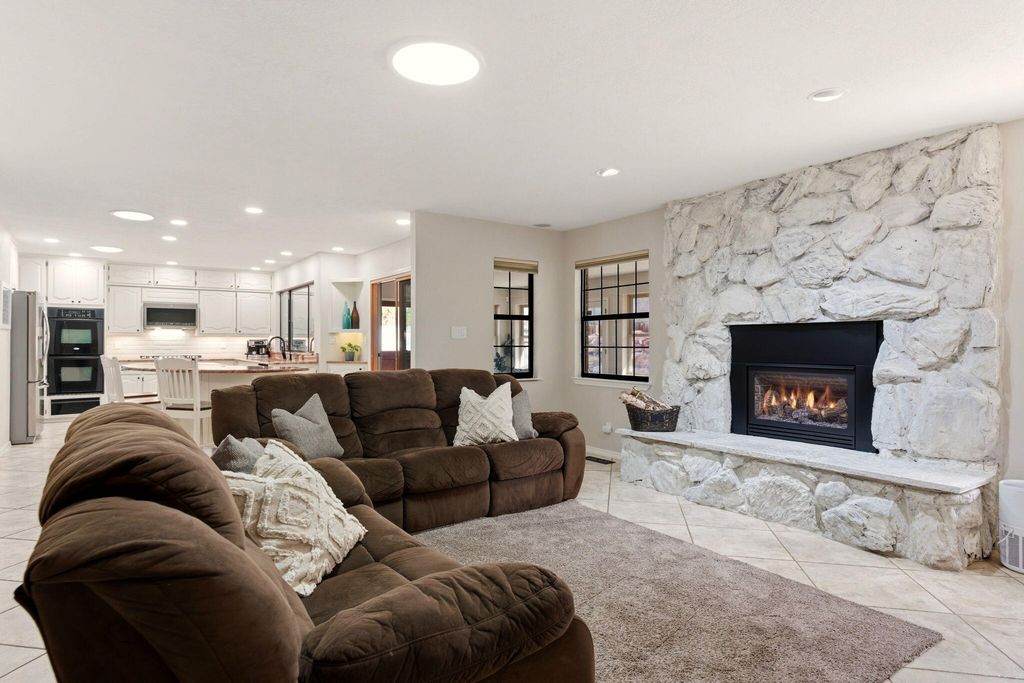 Image 16 of property listing at 5700 Royal Oak Drive NE, Albuquerque, NM 87111