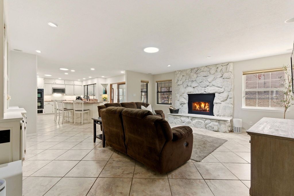 Image 18 of property listing at 5700 Royal Oak Drive NE, Albuquerque, NM 87111