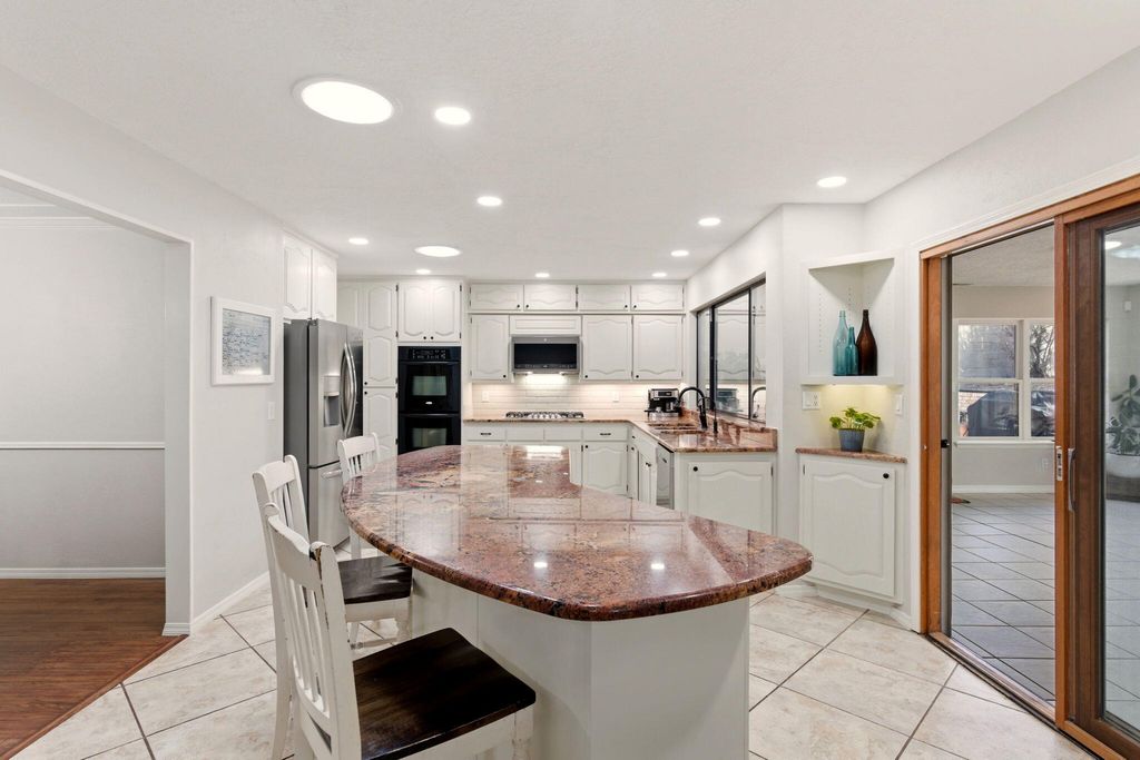 Image 20 of property listing at 5700 Royal Oak Drive NE, Albuquerque, NM 87111