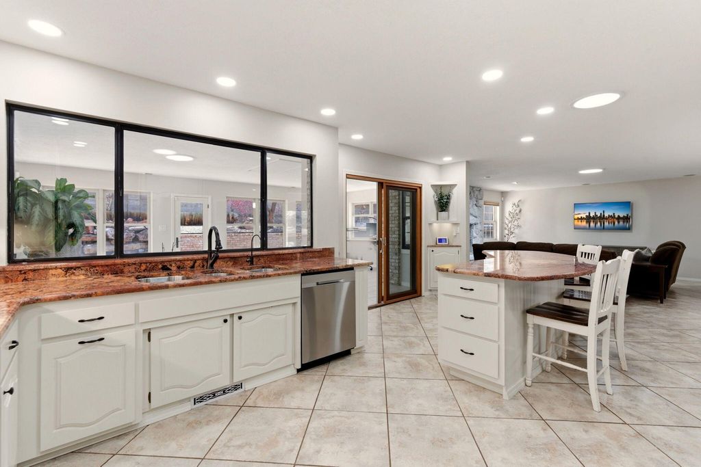 Image 24 of property listing at 5700 Royal Oak Drive NE, Albuquerque, NM 87111