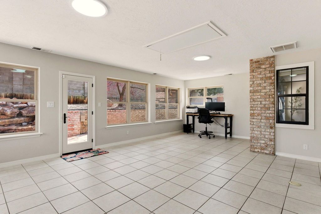 Image 34 of property listing at 5700 Royal Oak Drive NE, Albuquerque, NM 87111