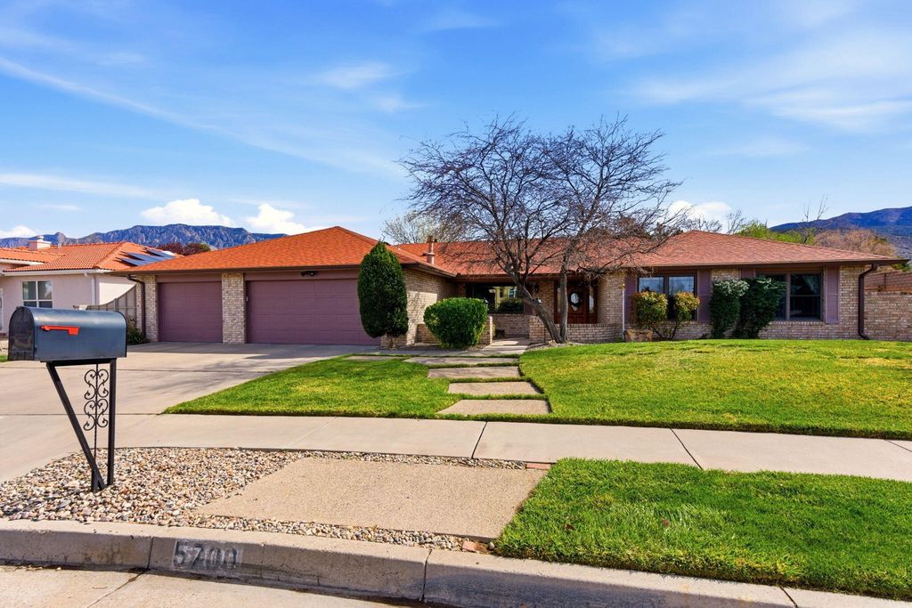 Image 4 of property listing at 5700 Royal Oak Drive NE, Albuquerque, NM 87111