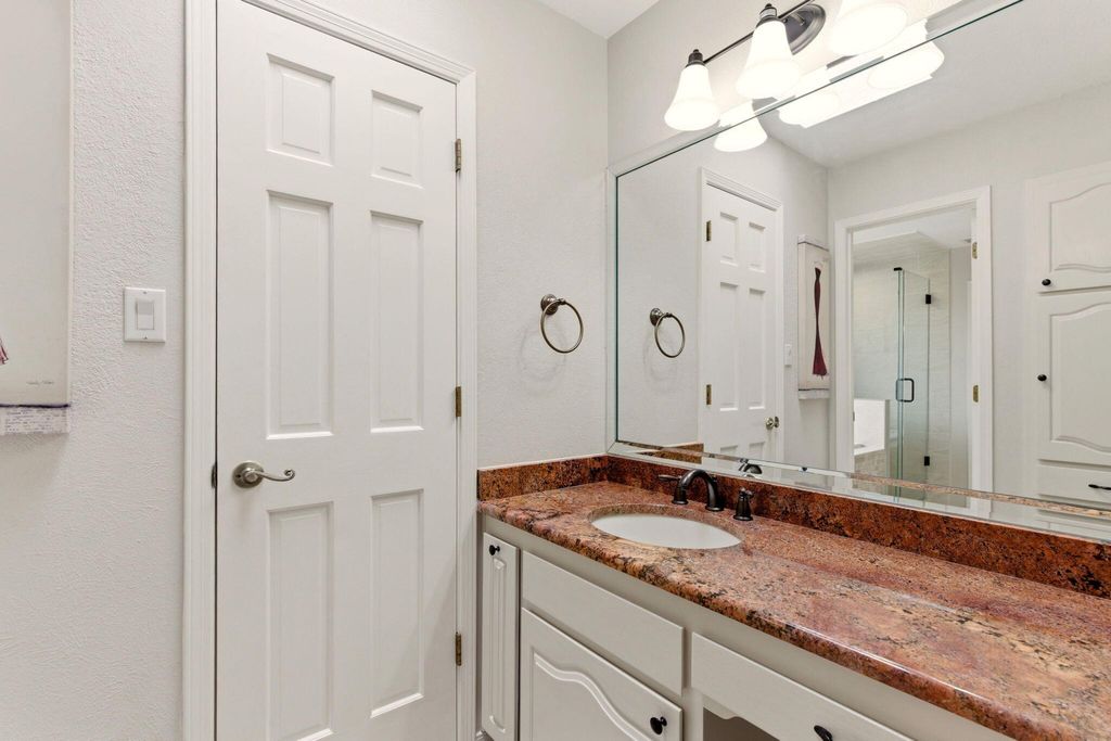 Image 40 of property listing at 5700 Royal Oak Drive NE, Albuquerque, NM 87111