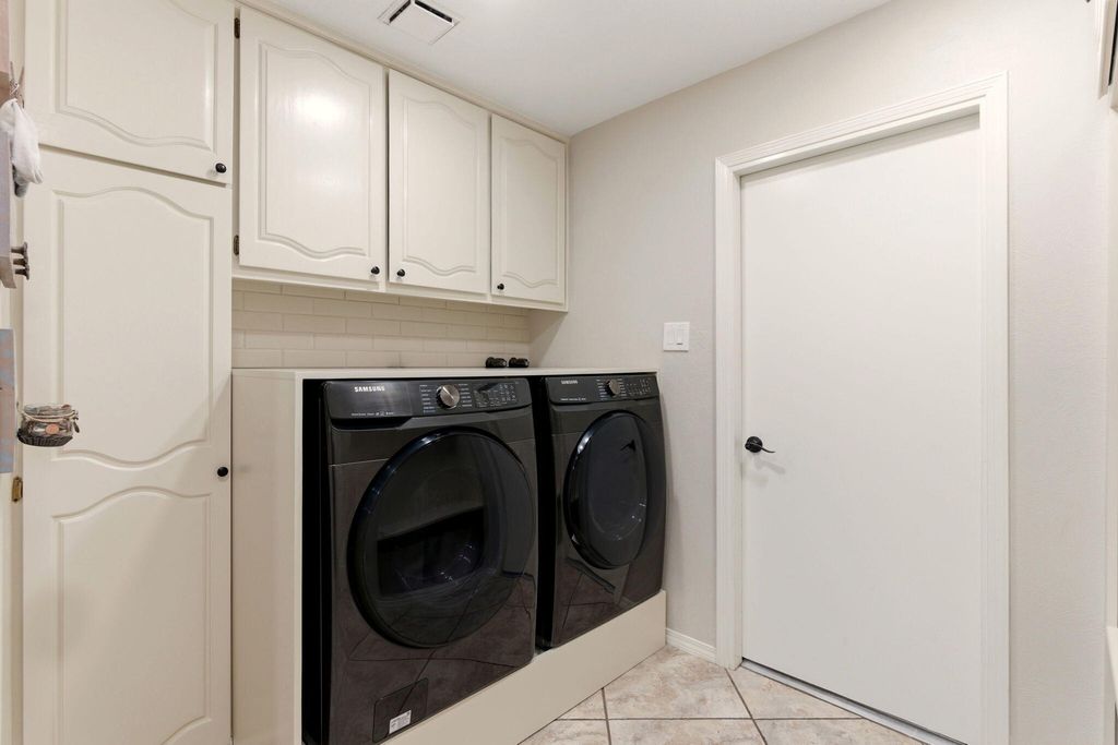 Image 54 of property listing at 5700 Royal Oak Drive NE, Albuquerque, NM 87111