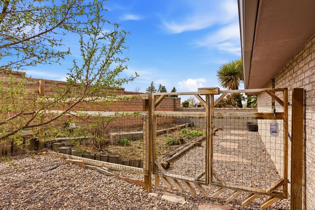Image 59 of property listing at 5700 Royal Oak Drive NE, Albuquerque, NM 87111