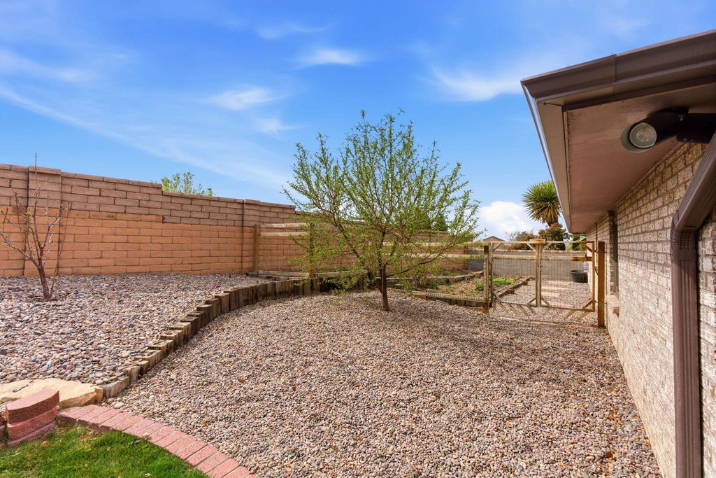 Image 61 of property listing at 5700 Royal Oak Drive NE, Albuquerque, NM 87111
