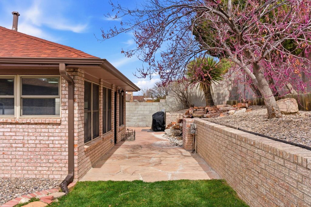 Image 65 of property listing at 5700 Royal Oak Drive NE, Albuquerque, NM 87111
