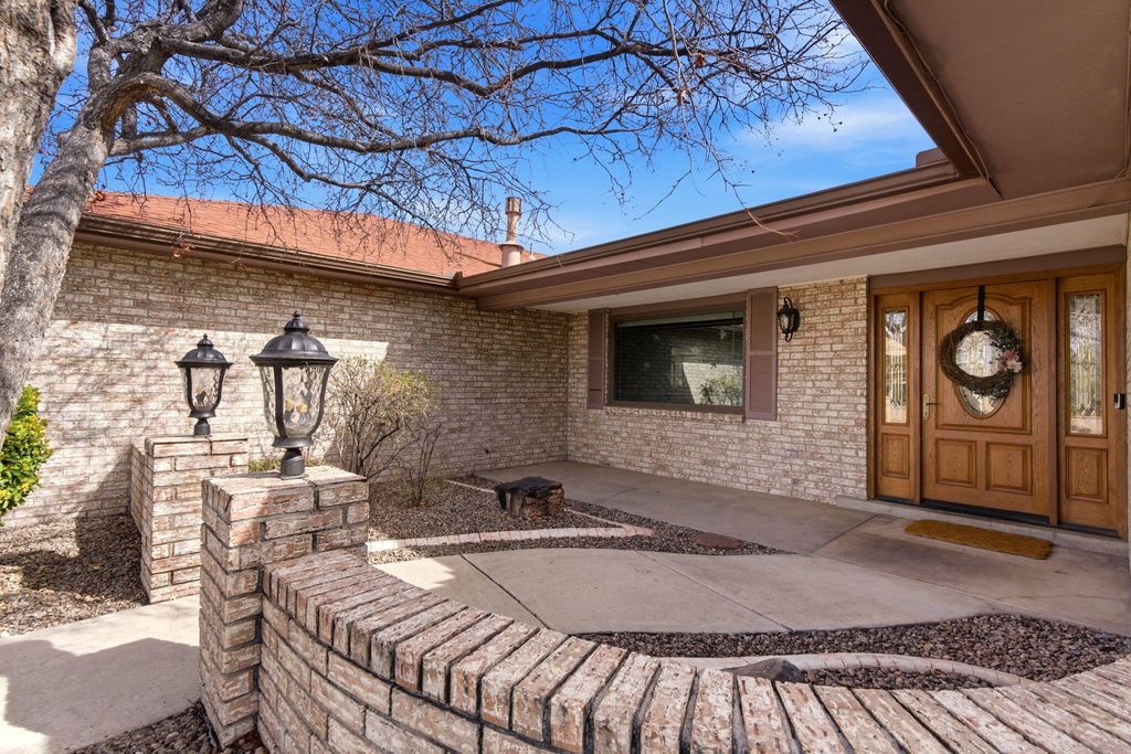 Image 7 of property listing at 5700 Royal Oak Drive NE, Albuquerque, NM 87111