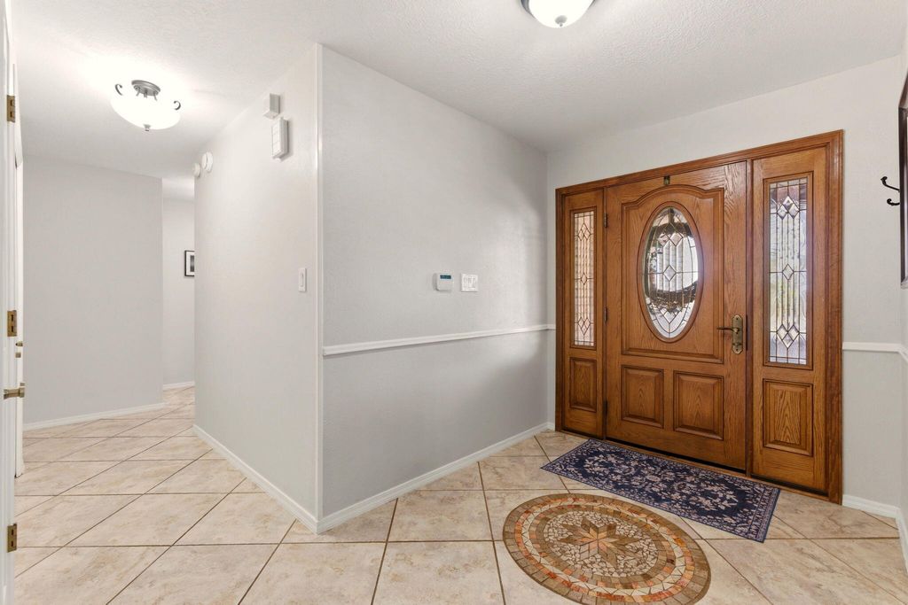 Image 9 of property listing at 5700 Royal Oak Drive NE, Albuquerque, NM 87111