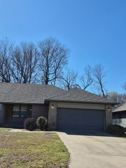 3467 S Doris Avenue, Springfield, MO 65807