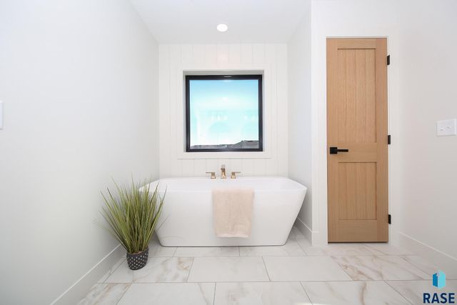 2408 S Galena Ct Court, Sioux Falls, SD 57110