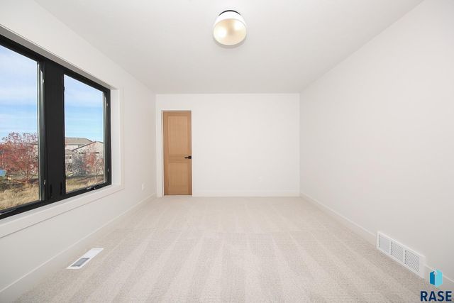 2408 S Galena Ct Court, Sioux Falls, SD 57110