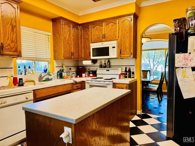 10302 Iroquois Lane, Bakersfield, CA 93312