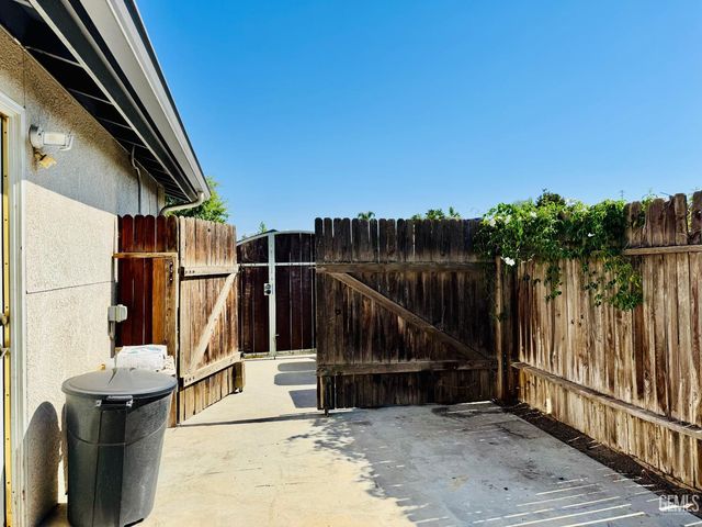 10302 Iroquois Lane, Bakersfield, CA 93312