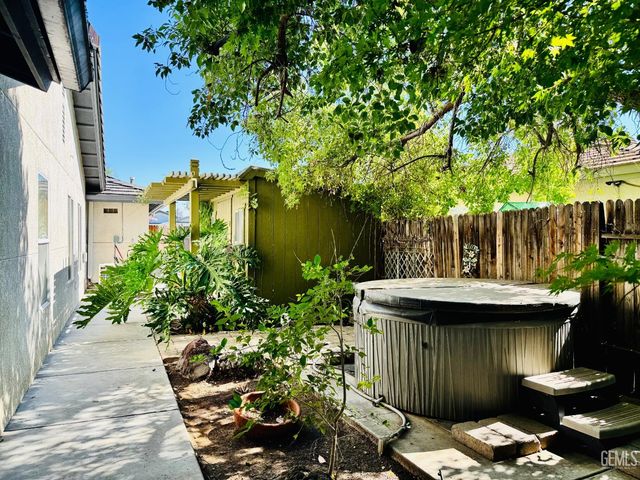 10302 Iroquois Lane, Bakersfield, CA 93312