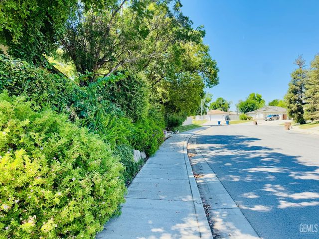 10302 Iroquois Lane, Bakersfield, CA 93312