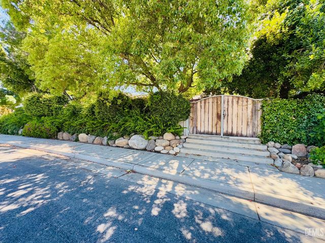 10302 Iroquois Lane, Bakersfield, CA 93312