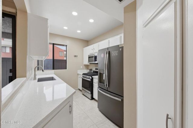 7211 Cozycroft Avenue 23, Sherman Oaks, CA 91403