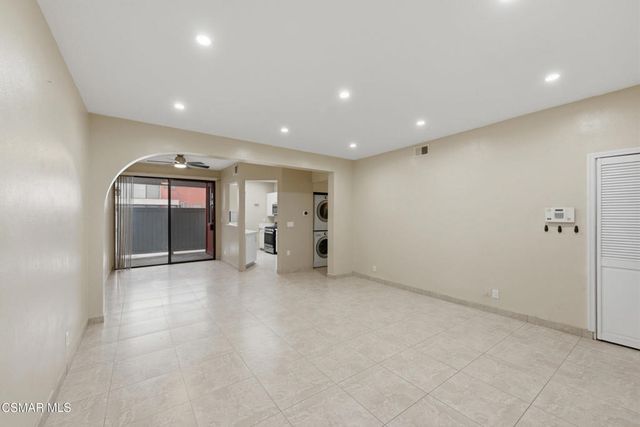 7211 Cozycroft Avenue 23, Sherman Oaks, CA 91403