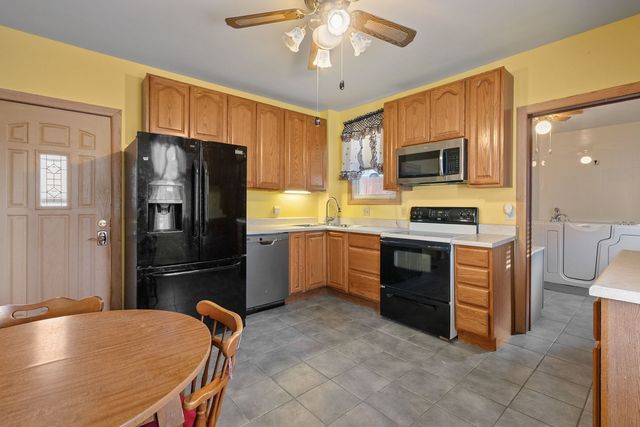 162 6th Avenue, Moline, IL 61265