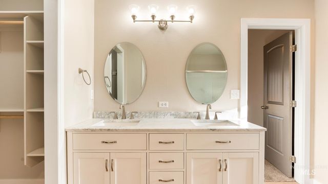 2832 E Indian Creek Dr, Meridian, ID 83642