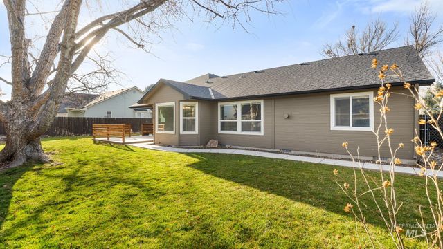 2832 E Indian Creek Dr, Meridian, ID 83642
