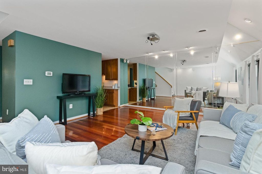 2214 CLOVE TER, Baltimore, MD 21209