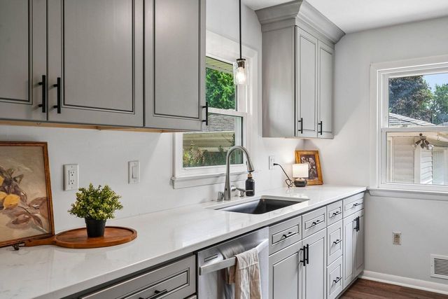 2436 S Ronke LANE, New Berlin, WI 53151