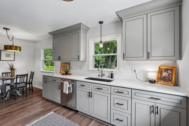 2436 S Ronke LANE, New Berlin, WI 53151